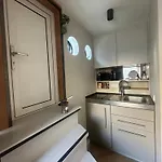 Botel Cozy At Houseboat