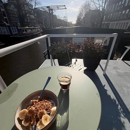 Botel Cozy At Houseboat *